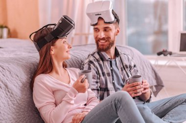 Genç çift evde çay içme gülümseyen