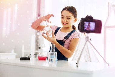 Kimya deney yaparken onu video filme blogger genç heyecanlı