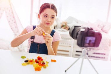 En sevdiğim sakızlı ayılar hakkında söylüyorum onun tarafından filme şirin kız