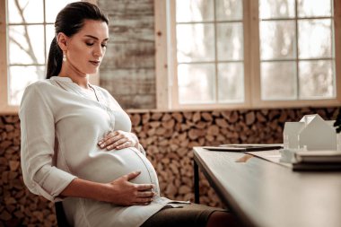 Güzel genç kadın karnı arıyor