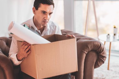 Genç avukat işini kaybettikten sonra sefil duygu