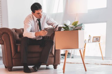 İşini kaybetme ve eski notları okuyarak meraklı mimar