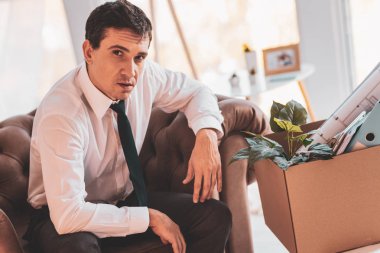 İşini kaybetme ve eve sonra çatık ciddi mühendis