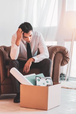 Vasıl belgili tanımlık kutu bakarken başını tırmalamak düşünceli işsiz adam