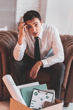 Koltukta oturan ve gelecek hakkında düşünme ciddi adam