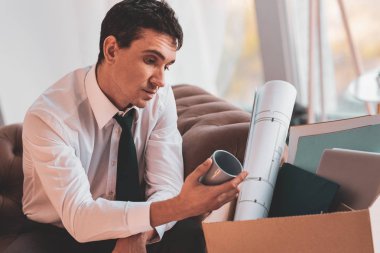 Favori fincan. Düşünceli cu elinde işten görevden sonra evde kalırken bakarak orta yaşlı ofis çalışanı