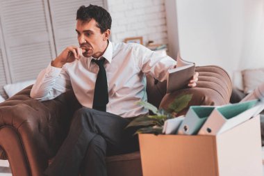 Duygusal Yöneticisi gergin hissederken parmağını ısırma