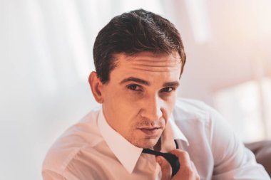 Kravatını çok dokunaklı ve duygu kendinden emin yakışıklı adam
