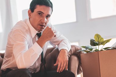 Mesafe içine bakarak ve düşünme endişeli avukat