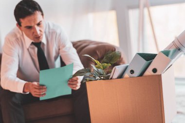 Ciddi adam işini kaybettikten sonra bir mektup okuma