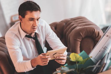 Fotoğrafa bakarak ve çatık düşünceli adam