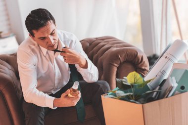 Kravatını çok dokunaklı ve şişe arıyorum depresif adam