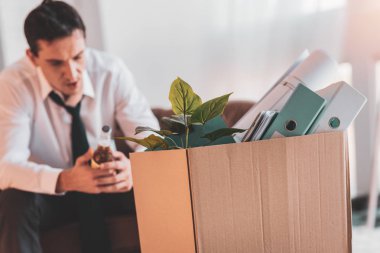 İşsiz adam duygu sefil ve içme alkol