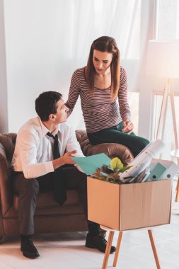 Ciddi adam evde olurken Karısına baktığı