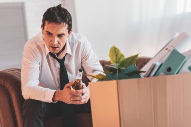 Depresif adam işini kaybettikten sonra içme alkol