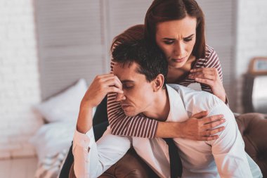 Tür kadın depresif kocası sarılma iyi duygu