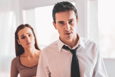 Kızgın adam işini kaybettikten sonra bir psikolog ziyaret