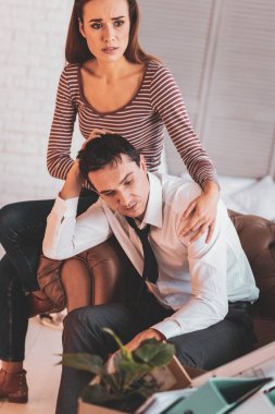 Üzgün evli çift duygu birlikte otururken endişeli