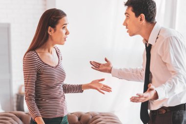 Duygusal çift evde olurken bir kavga sahip
