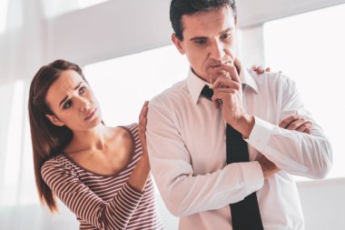 Düşünme ve onu destekleyen onun psikolog işsiz adam