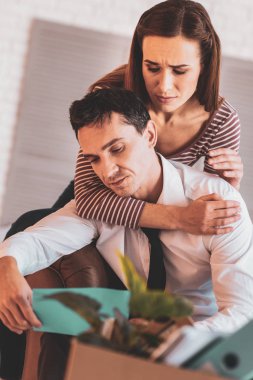 Sarılma ve kocası yakınındaki olurken destekleyen tür kadın