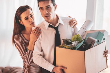 Yavaşça işsiz kocası sarılma ve güzel çok güzel karısı