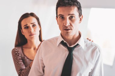 Genç psikolog koyarak onu hasta omuzlarında eller