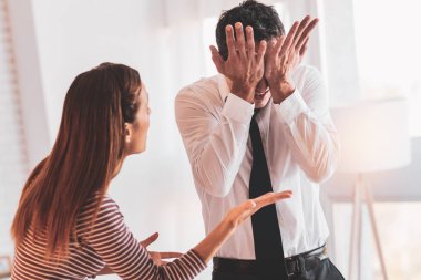 Depresif adam kızgın karısı bağırarak süre gözlerini kapatma