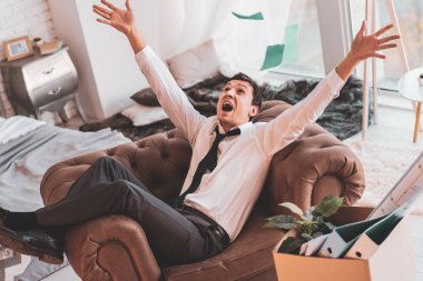 Duygusal adam işini kaybettikten sonra belgeleri atma