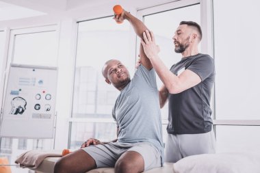 Bilinçli Afrika genç adam onun Kol germe