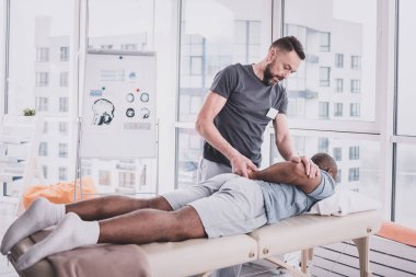 Profesyonel doktor hasta ile rehabilitasyon egzersizleri yapıyor