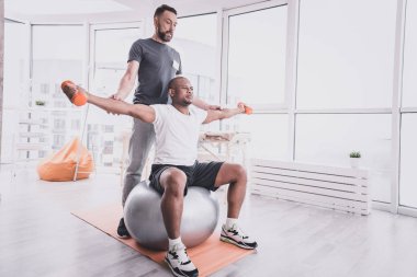 Özenli eğitmen klinikte yaralı sporcu ile çalışma