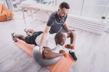 Duygusal sakallı adam onun bilinçli hasta destek