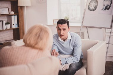 Ciddi sorular tartışmaya esmer yakışıklı genç