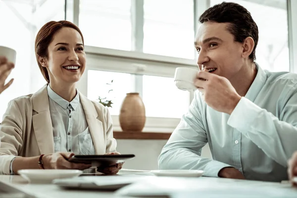 Positieve blij jongeman genieten van lekkere koffie — Stockfoto