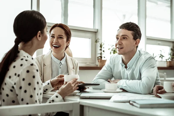 Uppmärksam professionell manager Lyssna på hans kollegor — Stockfoto