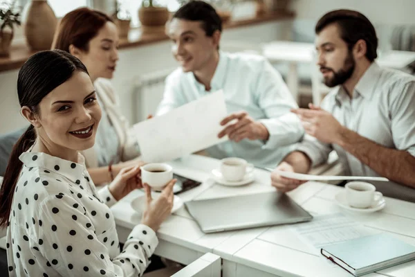 Positivo encantado morena mujer mirando a la cámara — Foto de Stock