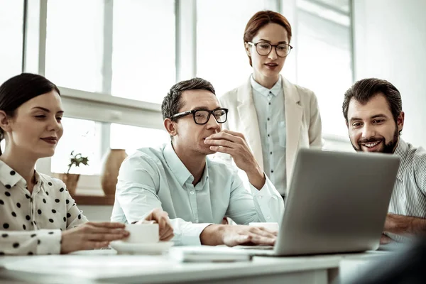 Colegas encantados positivos que tienen videoconferencia en la oficina — Foto de Stock