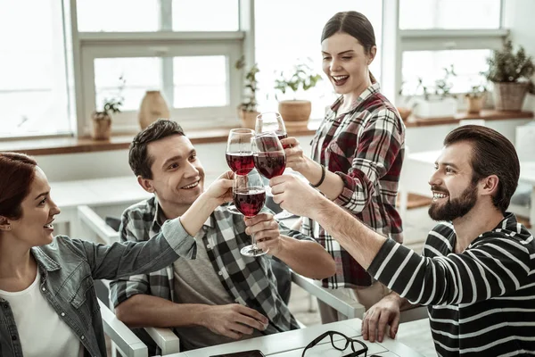 Mujer encantada positiva manteniendo la sonrisa en su cara — Foto de Stock