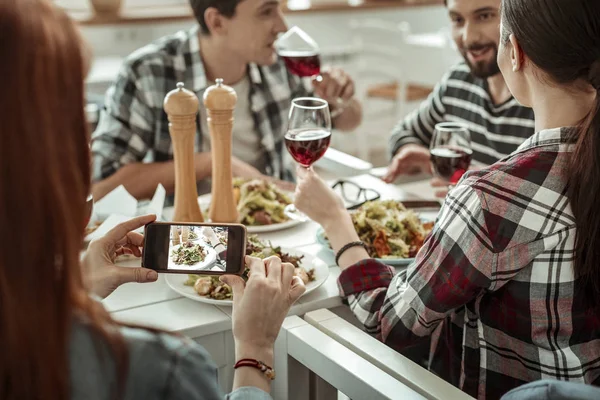 Close up of attentive woman that taking photo — Stock Photo, Image