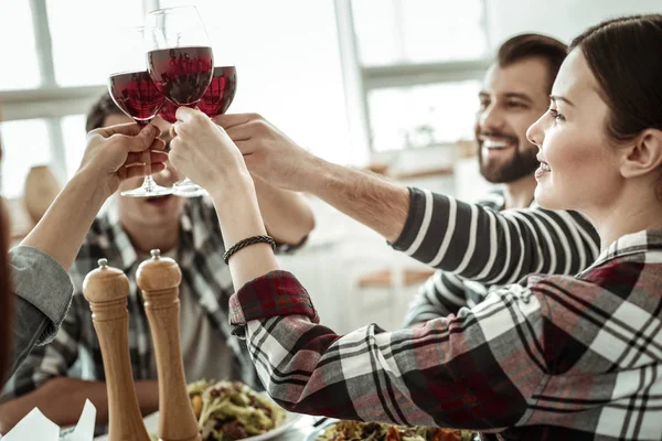 Allegro uomo barbuto alzando la mano con bocale — Foto Stock