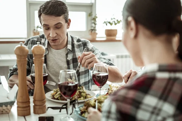 Attentive brunette man eating fresh healthy food — Stock Photo, Image