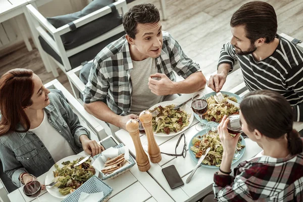 Emotional young man telling his business idea — Stock Photo, Image