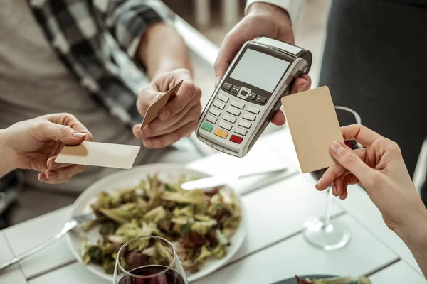 Närbild av kvinnlig hand att jordbruksföretaget kreditkort — Stockfoto