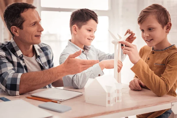 Ziehvater im eckigen Hemd lehrt seine Adoptivkinder — Stockfoto