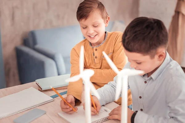 Zwei schlaue Schüler verbringen ihre Freizeit zusammen — Stockfoto