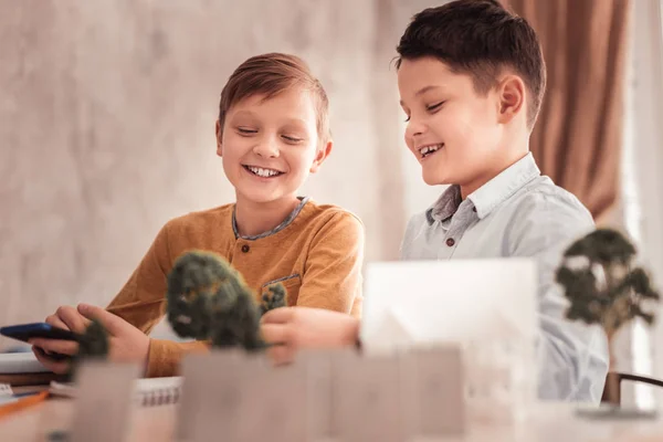 Два мальчика смеются в процессе изучения биологии — стоковое фото