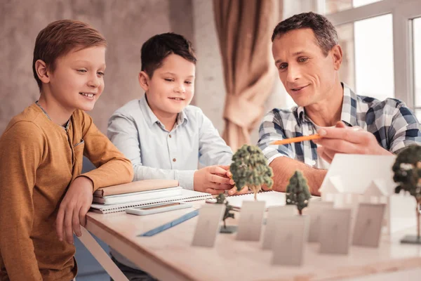 Sonriente padre adoptivo sintiendo alegre pasar tiempo con los niños — Foto de Stock