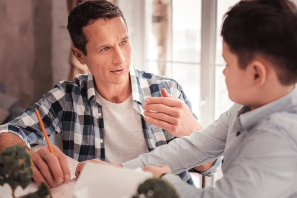 Padre adoptivo mejorando sus relaciones interpersonales con su hijo — Foto de Stock