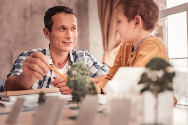 Blonde-haired geadopteerde zoon vragen van zijn vader over bomen — Stockfoto